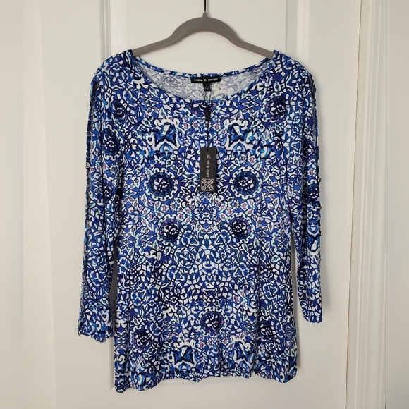 Cable & Gauge 3/4 Length Sleeve Shirt w/ Stained Glass Design - Picture 1 of 4